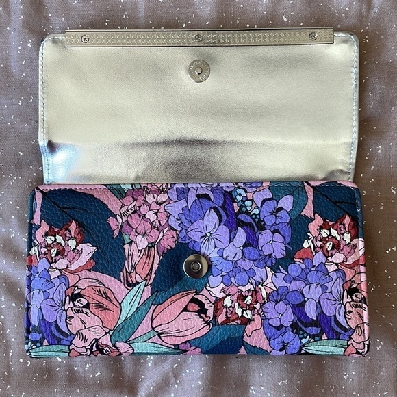 Brand New Steve Madden Pink Floral Print Box Logo Bar Silver Tone Trifold Wallet - Picture 12 of 14
